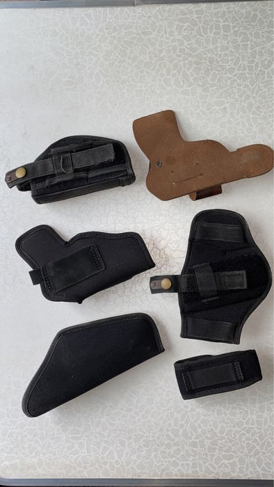 Кобури за пистолет и пълнител.