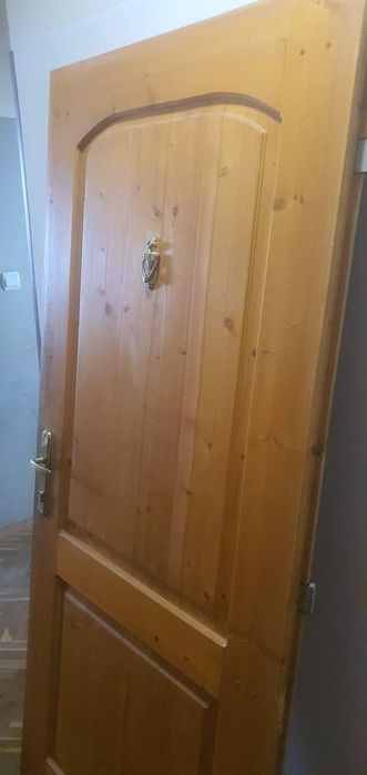 Продавам, рбъчна изработка материал чам.Врата,каса и первази .