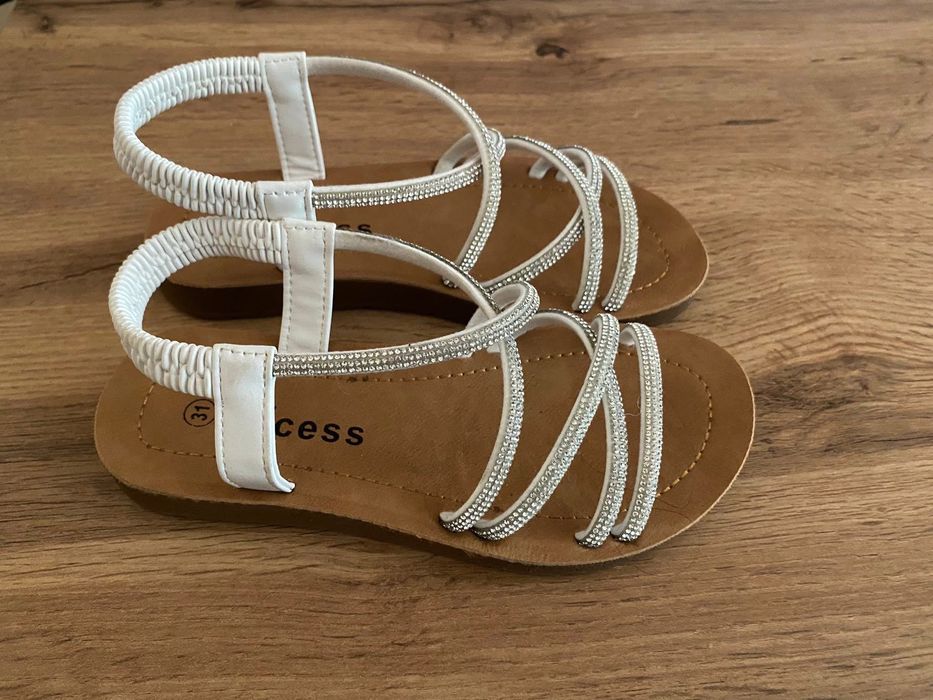 Нови сандали за момиче