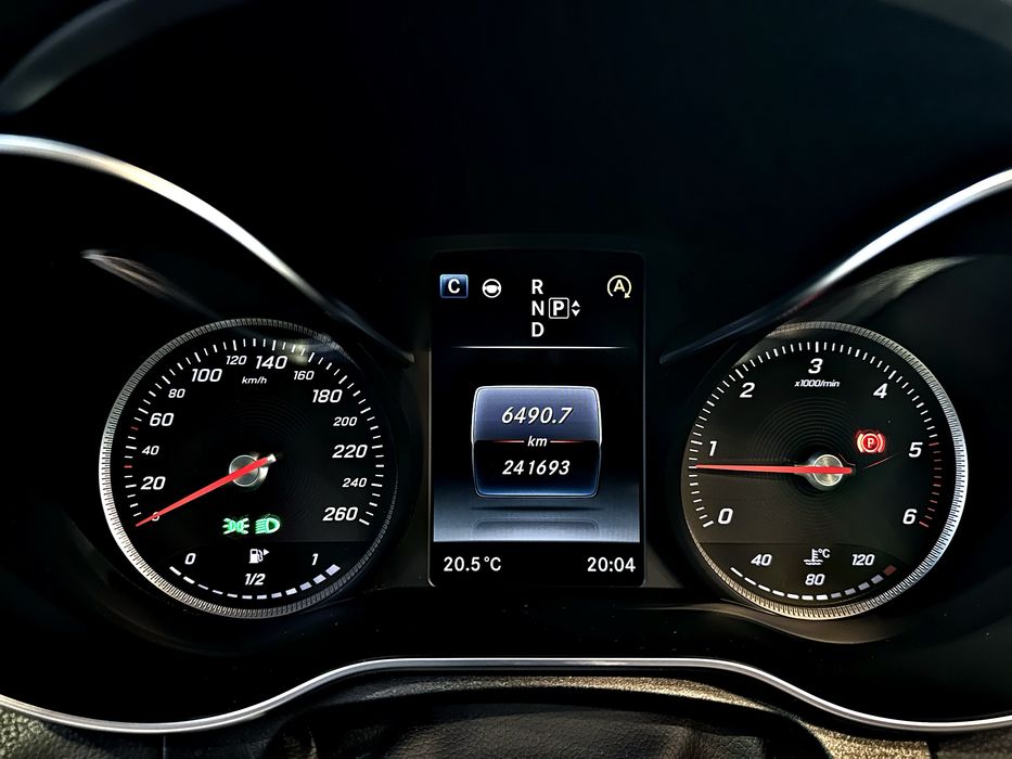 Mercedes-Benz C220 CDI • Лимитиран салон • 7G автоматик • Всички екстри • 2 комплекта гуми