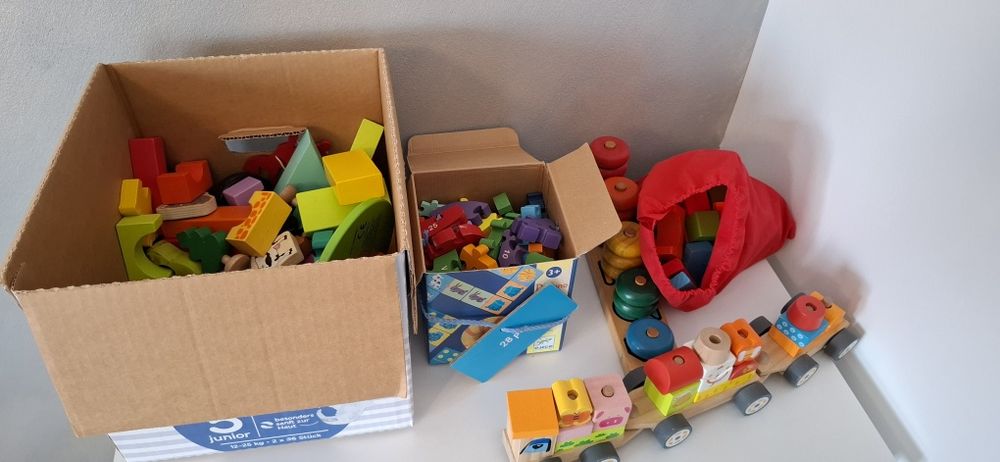 Jucării și cuburi din lemn