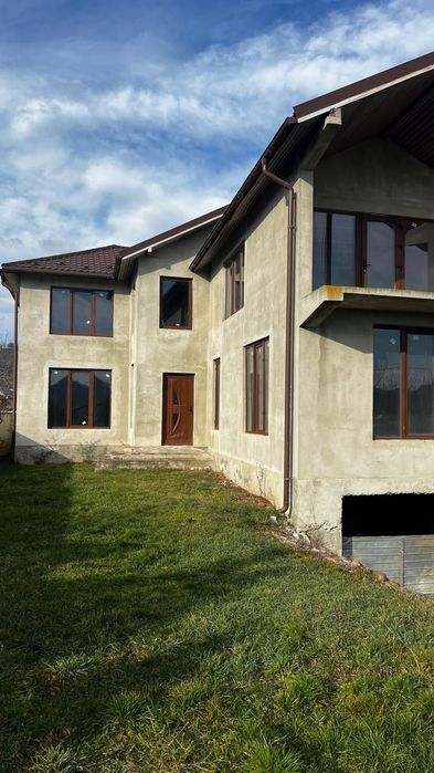 Casă la roșu de vânzare