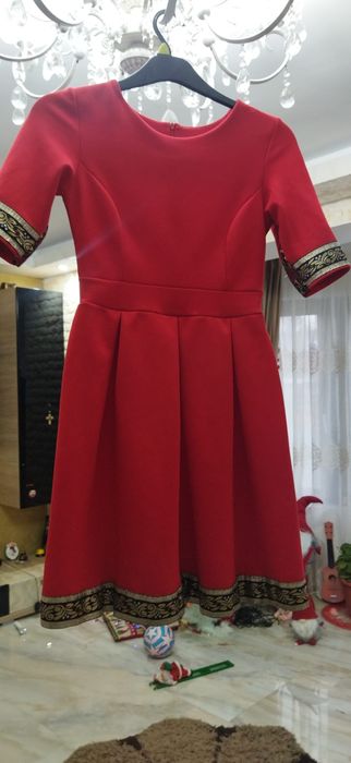 rochie rosie cu motive aurii M-L