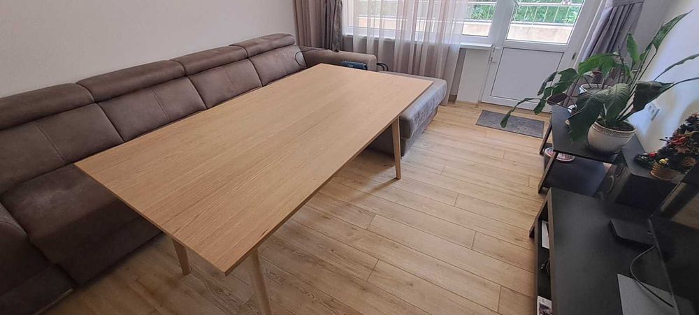 Масивна трапезна маса