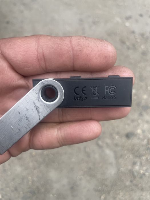 продам холодный кошелек ledger nano s
