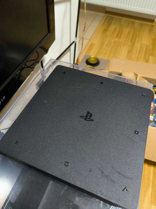 PlayStation 4 + 2 manete + 4 jocuri