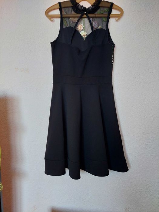 Черна рокля с цветя