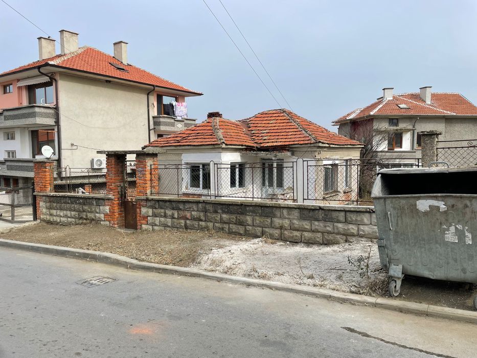 Къща с дворно място в Карнобат ТОП ЦЕНА