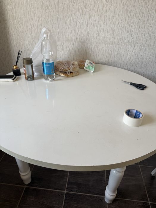 Стол со стульями круглой формы