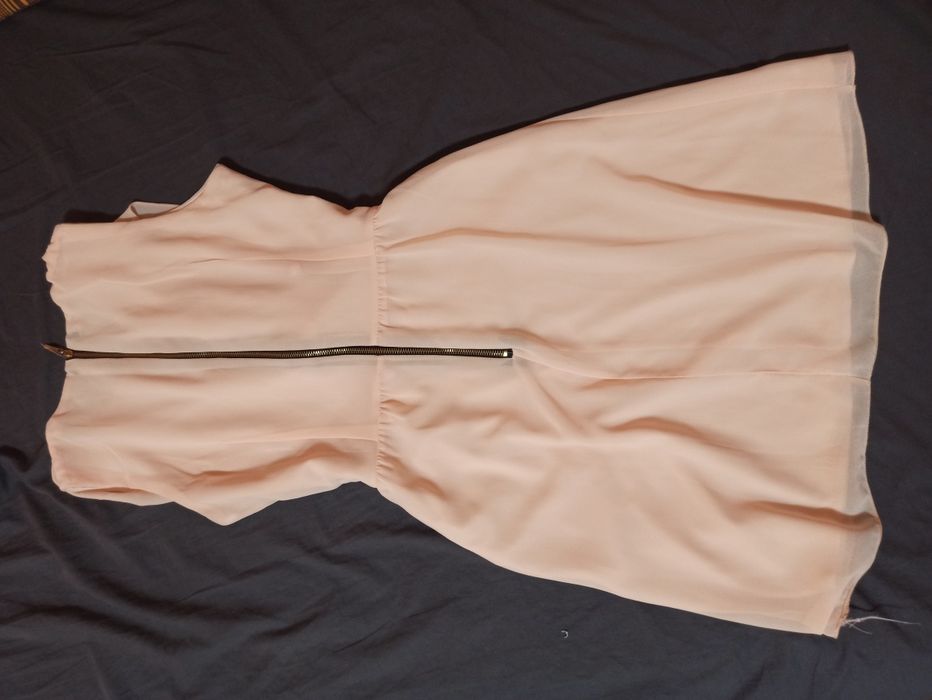 Рокля в цвят праскова с гръцко деколте