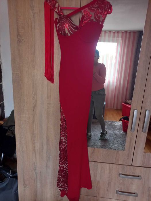 Vând rochie eleganta rosie tip sirena