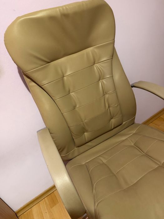 Офис стол в бежов цвят