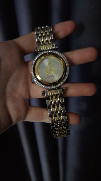 продаёт часы PANDORA