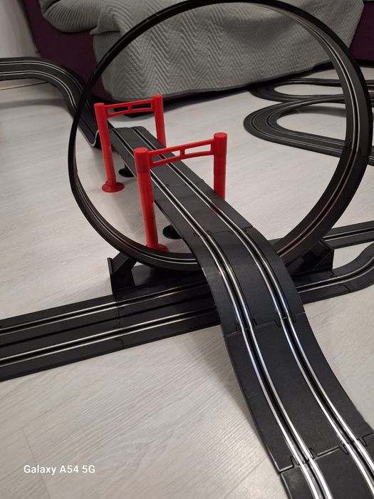 Pista este foarte mare, folosită, dar în stare bună