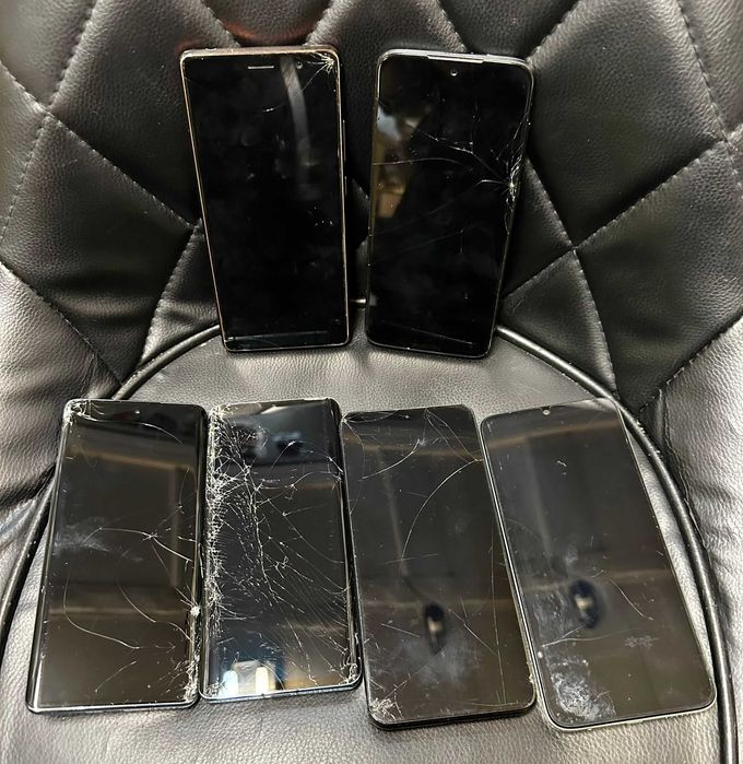 Tелефони за части