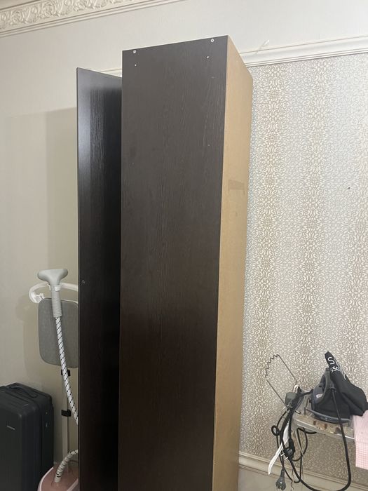 Высокий Шкаф с зеркалом.