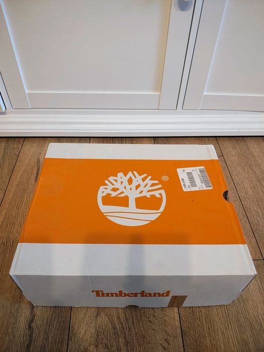 ghete sunt modelul Timberland 6-Inch Premium, realizate din piele neagră