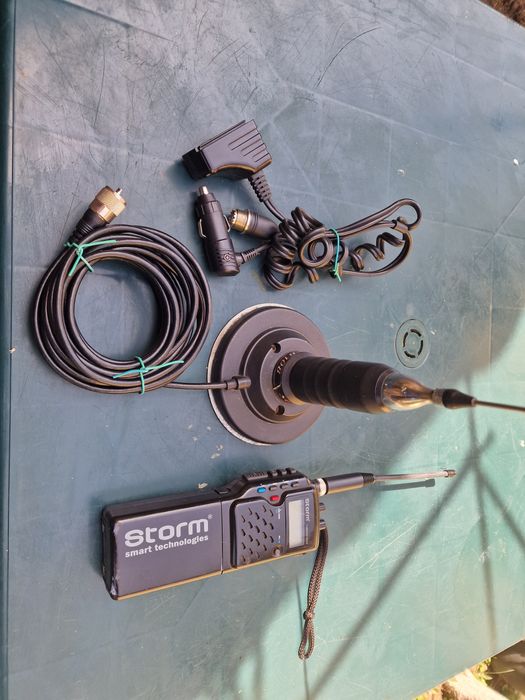Statie auto Storm cu acumulatori si cablu la bricheta si antena scurta performanta