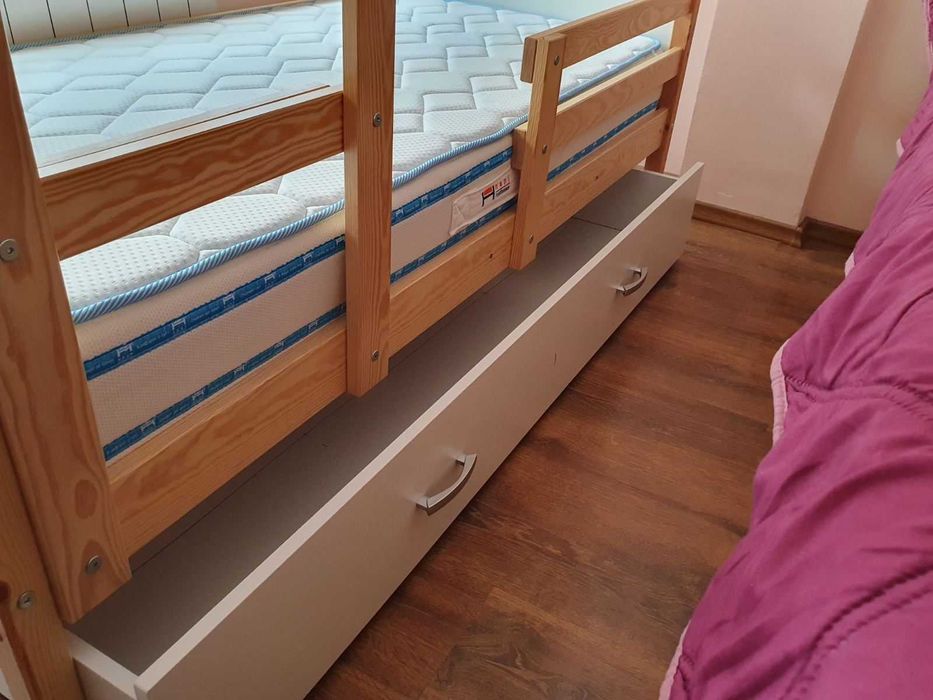 Двуетажно детско легло с двулицеви матраци