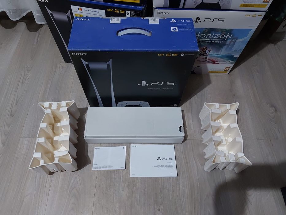 Cutii complete pentru PlayStation 5 Disc, Digital și Slim Disc.