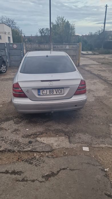 Vând Mercedes E class