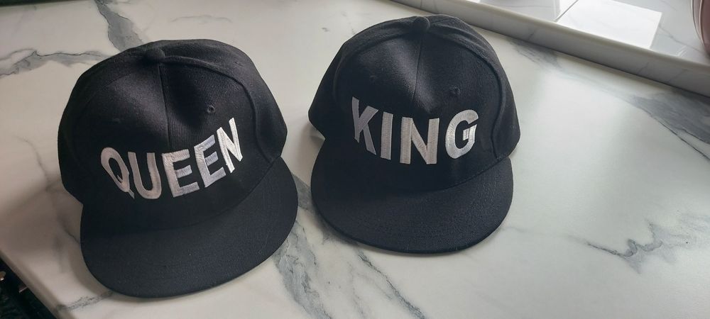 Парные черные кепки