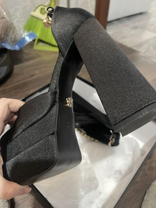 Туфли Versace на высоком каблуке братц