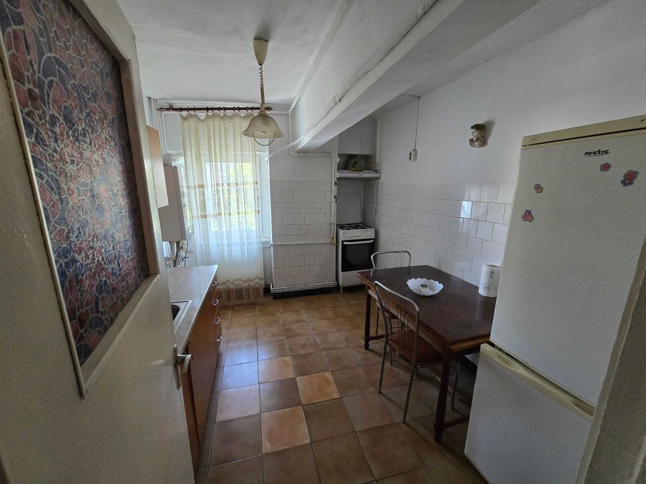 Apartament de inchiriat 3 camere zona Lapus centrala