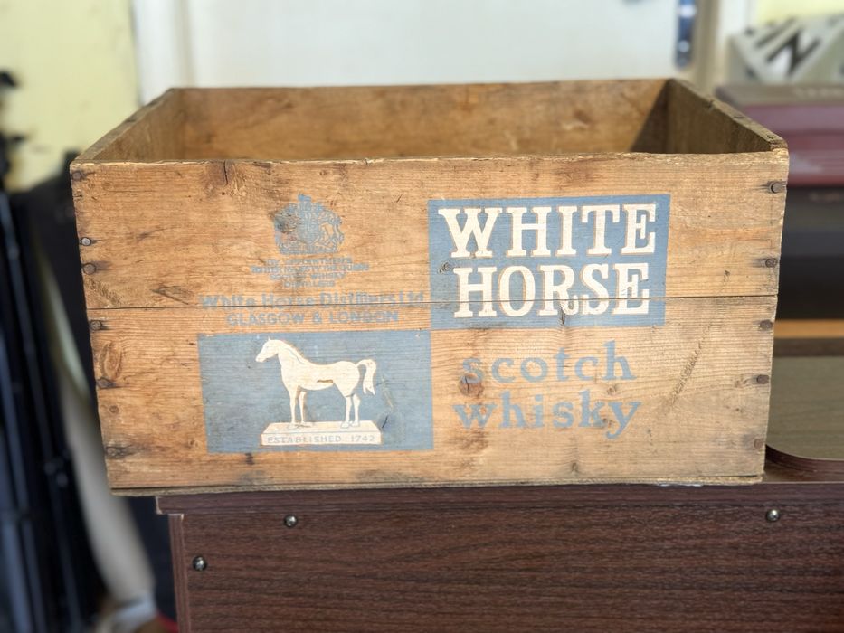 Автентична дървена каса White Horse