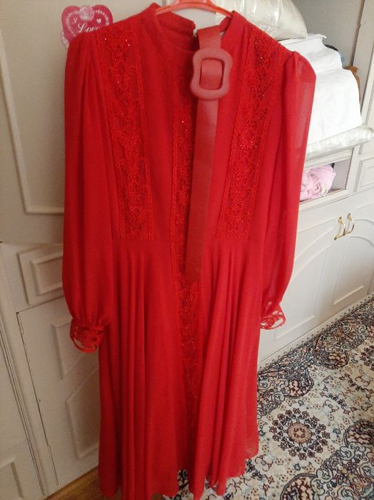 Женское  плате красный