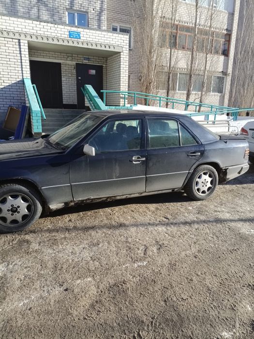 Автомобиль мередес бенз Е 220