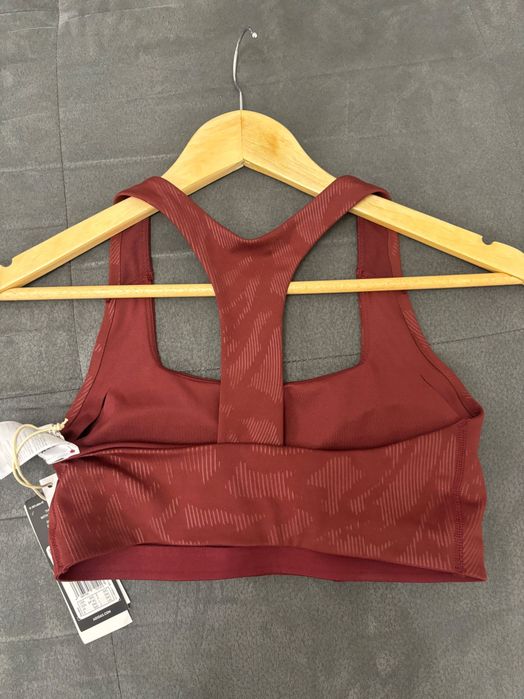 Adidas бюстие ново