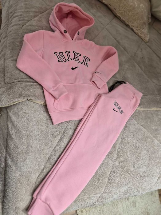 Продавам екипи за момиче