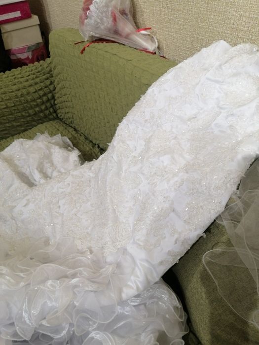 Свадебное атласное платье. 30000.