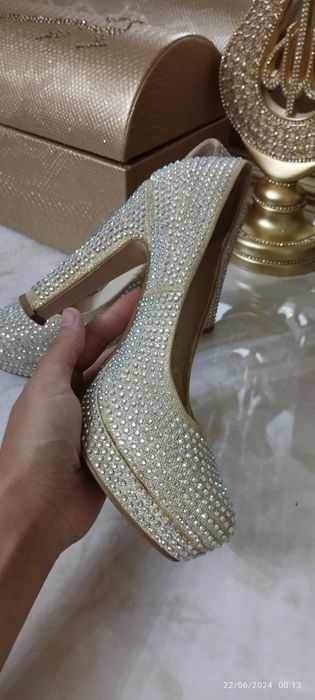 Svaroviski toshli vechirne tufli