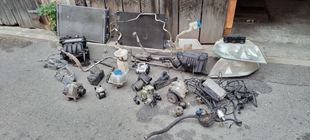 Vând skoda octavia 2 avariată +12 cauciucuri cu jante tabla  bara fata  spate noi, instalație gaz tommaseto...