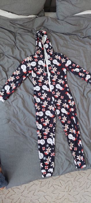 Salopetă / Pijama de casă cu glugă și imprimeu de Crăciun – Mărimea L