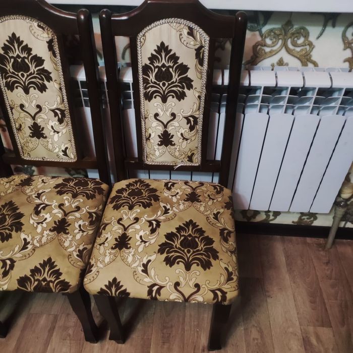 Продам большой стол и 10 стульев