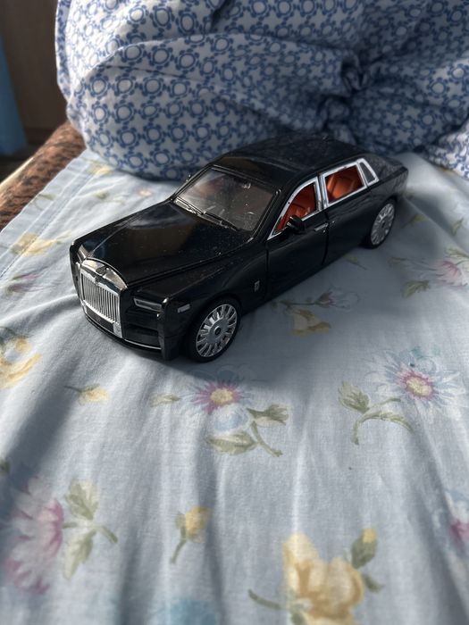 Masina de jucarie rolls royce scara 1/24