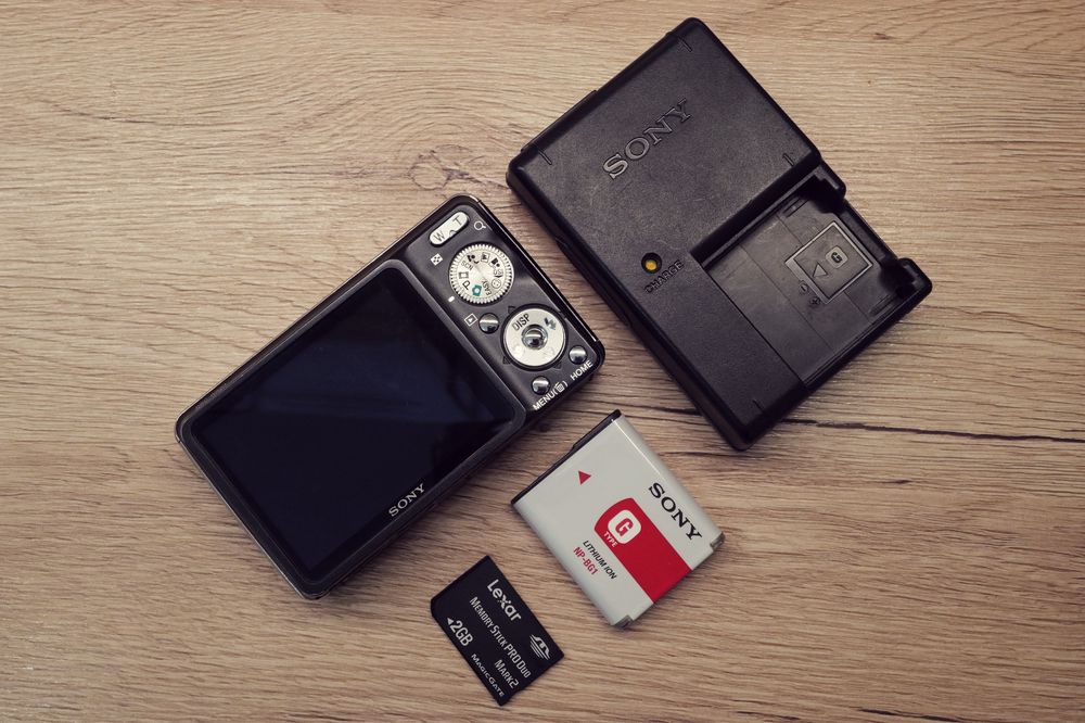 Aparat foto Sony Cybershot 12 megapixeli Zeiss ca si NOU Card w220