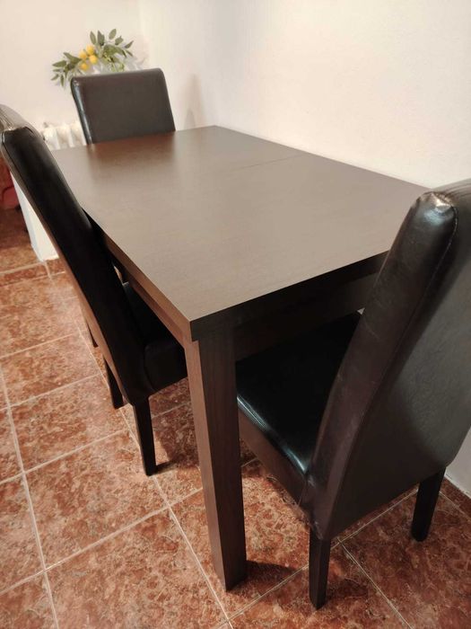 Vand masa bucatarie cu scaune piele.