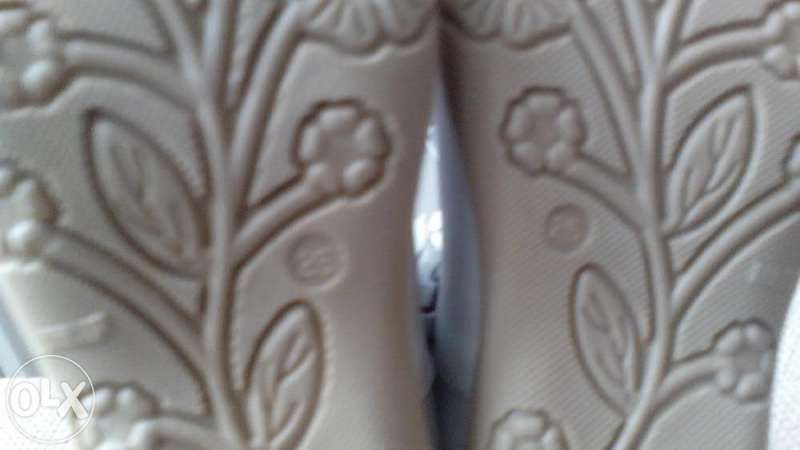 Продавам фирмени детски обувки от естествена кожа