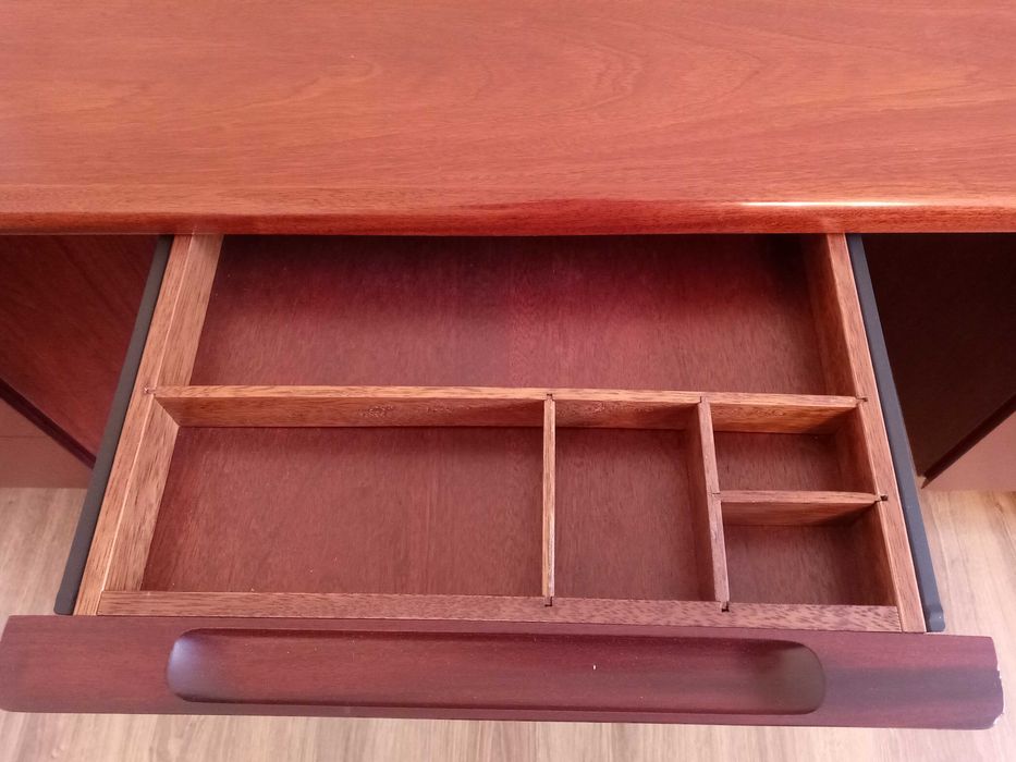 Большой стол оригинал пр-во Бразилия шпон натурального дерева