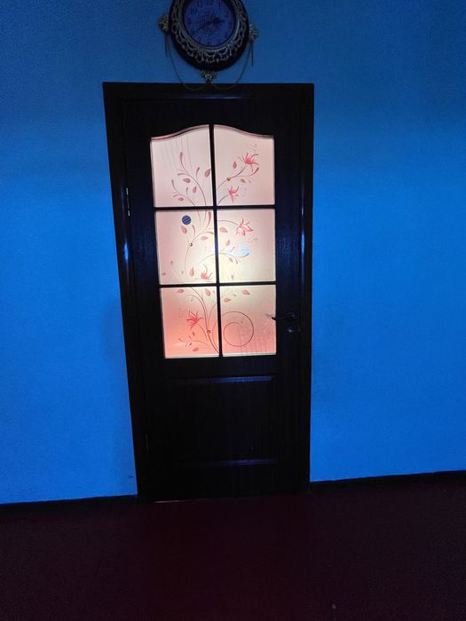 Есік, таза, ұқыпты ұсталған