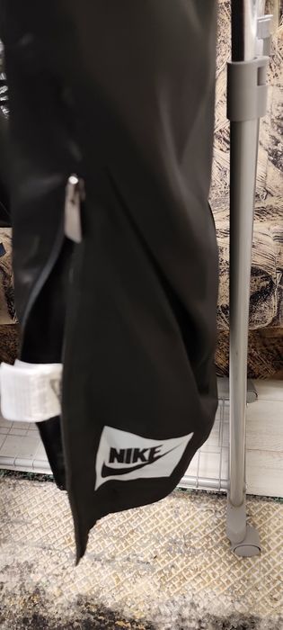 Jachetă sport Nike, model deosebit și modern