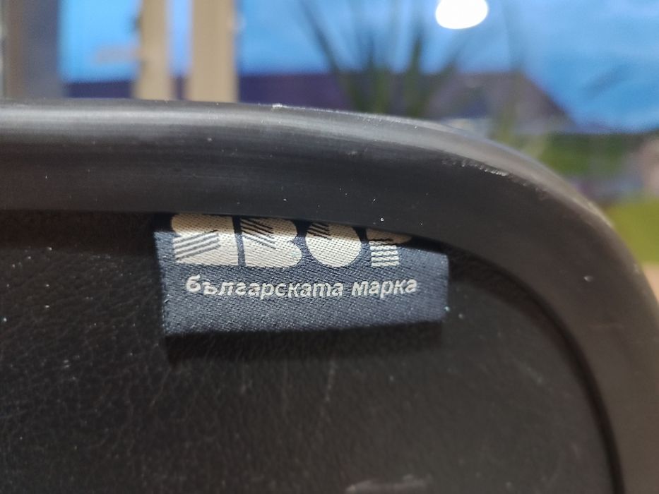 Компютърно бюро плюс подарък въртящ се детски стол