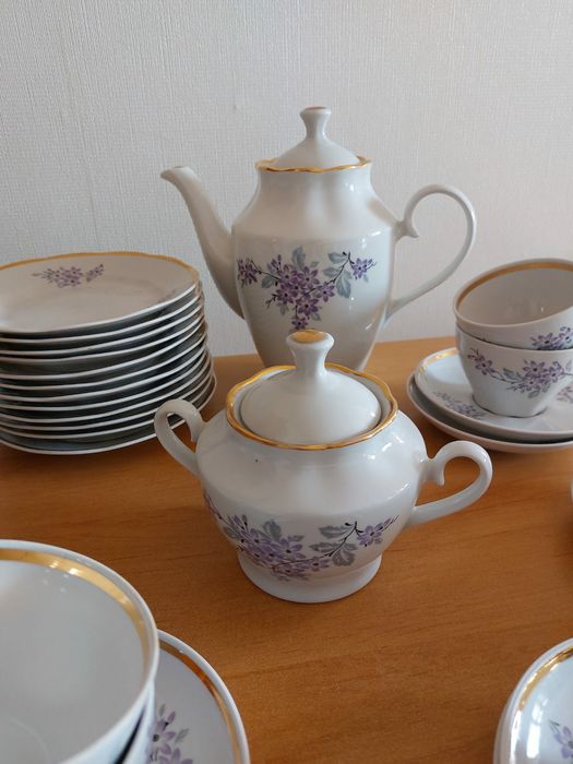 Продам фарфоровый сервиз на 12 персон,производство Рига.