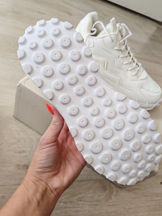 Продам кроссовки новые