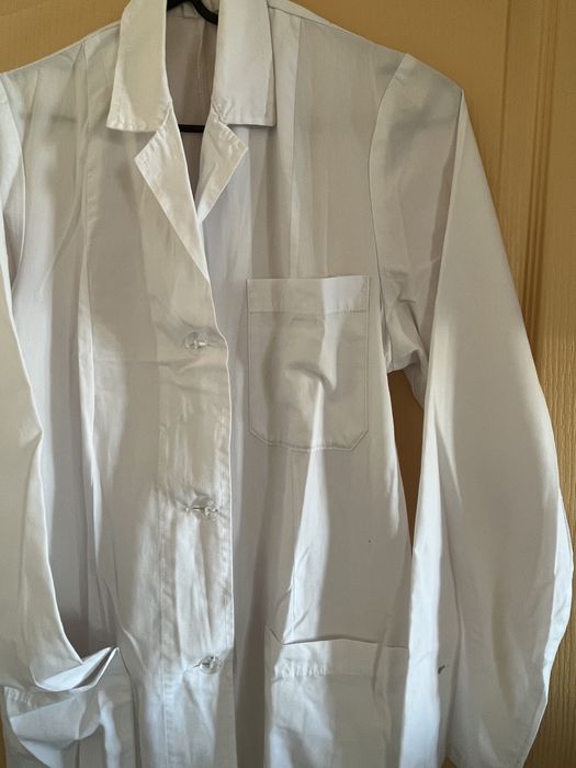 Медицинска бяла манта