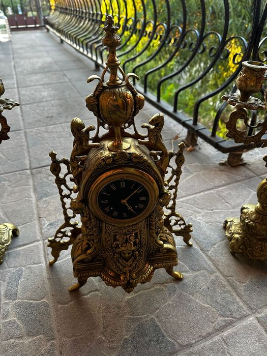 Ceas pentru semineu din bronz cu două sfeșnice